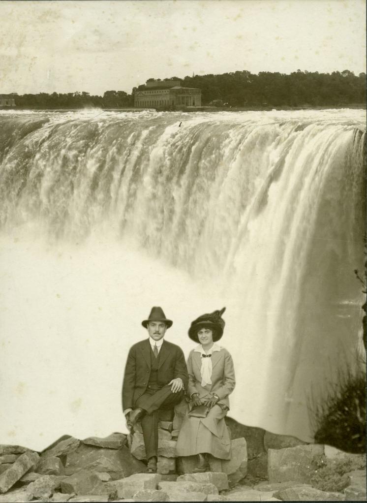 Couple posing at Niagar Falls